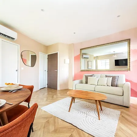 Designer & Air-conditioned 2br, 17 Appartement Parijs