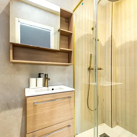 Designer & Air-conditioned 2br, 17 Appartement