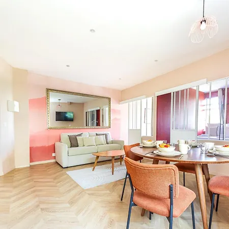 Designer & Air-conditioned 2br, 17