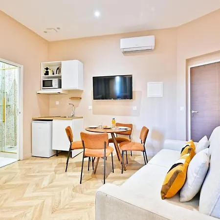 Designer & Air-conditioned 2br, 17 Paris