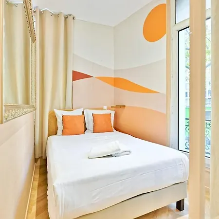 Designer & Air-conditioned 2br, 17 Appartement