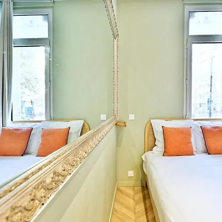 Designer & Air-conditioned 2br, 17 *
