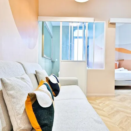 Designer & Air-conditioned 2br, 17 Paris