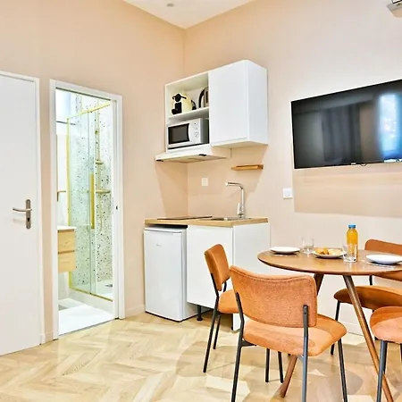 Designer & Air-conditioned 2br, 17 * Paris