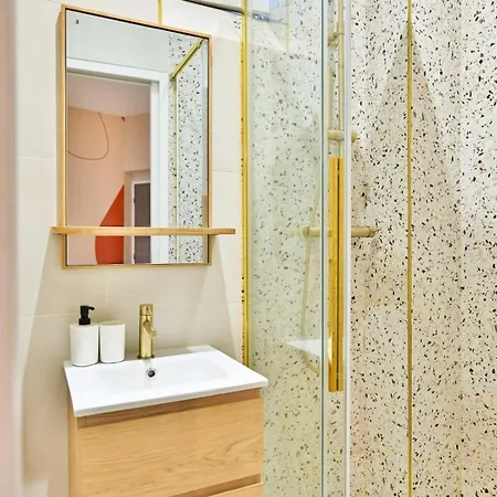 Apartman Designer & Air-conditioned 2br, 17