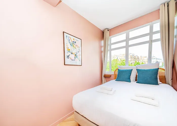 Designer & Air-conditioned 2br, 17 Апартаменты