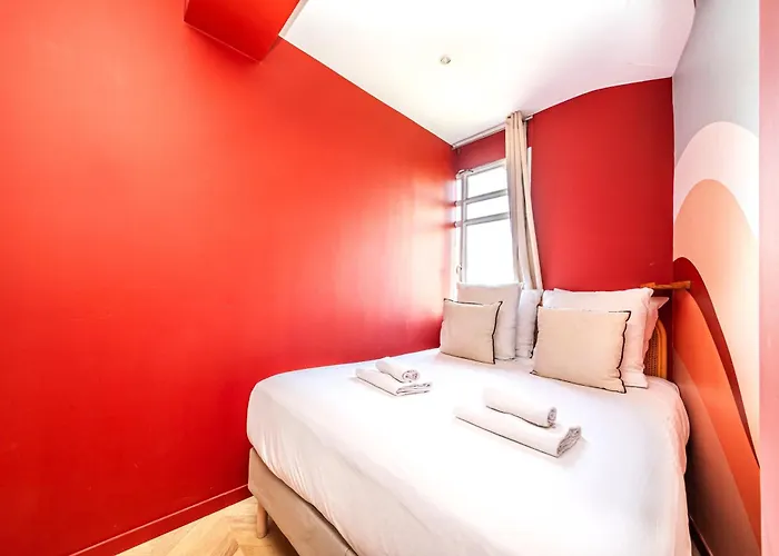 Designer & Air-conditioned 2br, 17 Lejlighed