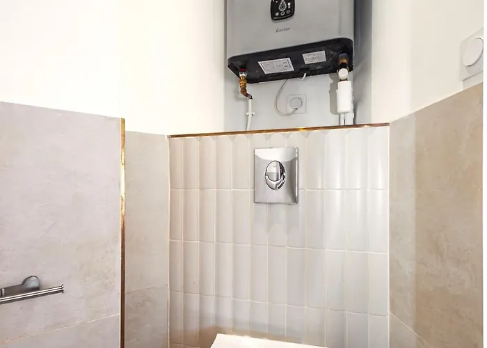 Designer & Air-conditioned 2br, 17 *