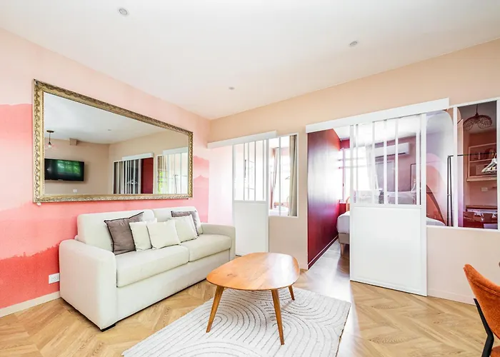 Apartment Designer & Air-conditioned 2br, 17 *